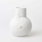 Elegant vase i porcelæn med utrolig mange smukke detaljer i form af 3D detaljer og guld applikationer - Online her RAUMTRAUM.dk
