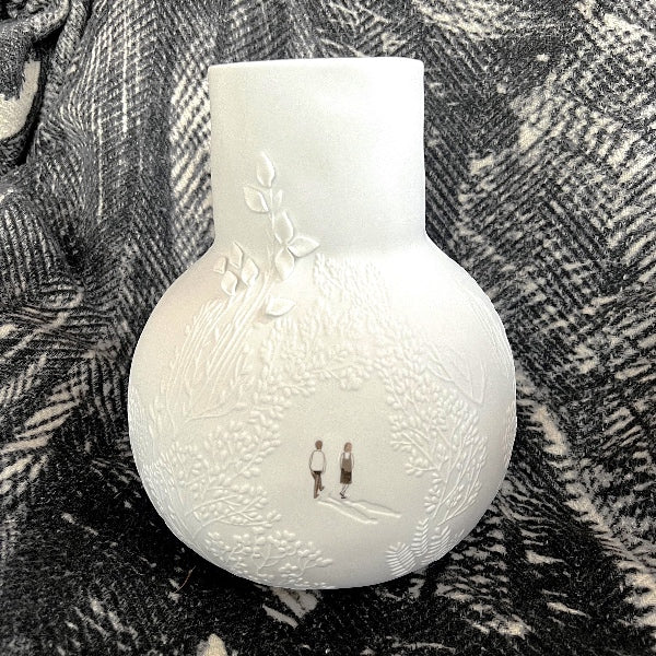 3D vase med blade - Unik vase i håndlavet porcelæn - Med påsatte 3D blade og par der går en tur - RAUMTRAUM.dk 