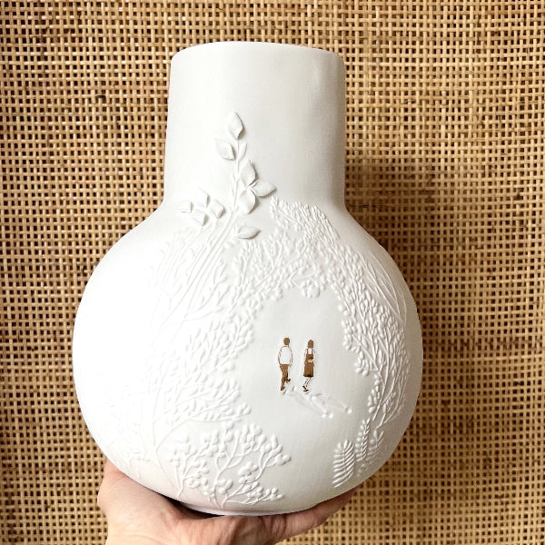 Stor smuk vase i porcelæn med relief mønster af blade og grene - Naturinspireret vase der vil være et statment i alle hjem 