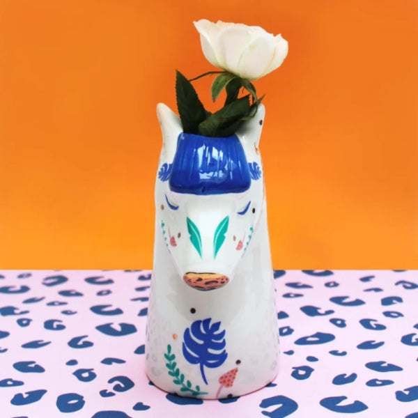 Denne charmerende zebraformede vase kan man svært undvære. Den er smuk med en enkelt blomst stukket ned i, eller i en gruppe med andre interessante og unikke vaser.  Den leveres i en smuk æske, hvilket gør den til en ideel gave til en ven, eller en du holder af.