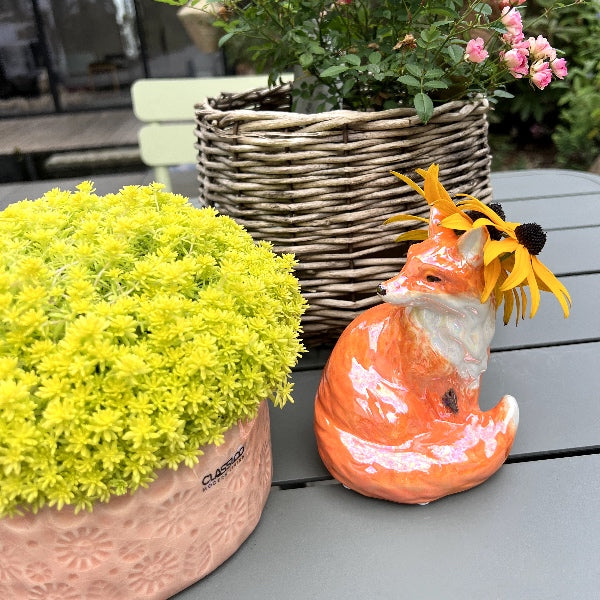 Lilel vase, der forestiller en ræv i glansfuld dolomit - Den er perfekt til enkelt blomster og til efterårshygge.