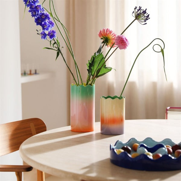Stil vasen sammen med den anden Fade vase fra samme serie og skab et visuelt, iøjnefaldende look.