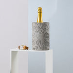 Dekorativ vinkøler i cement med flot hav mønster - Den er prikken over iét til festen eller til det opdækkede bord. Køb den hos RAUMTRAUM.dk