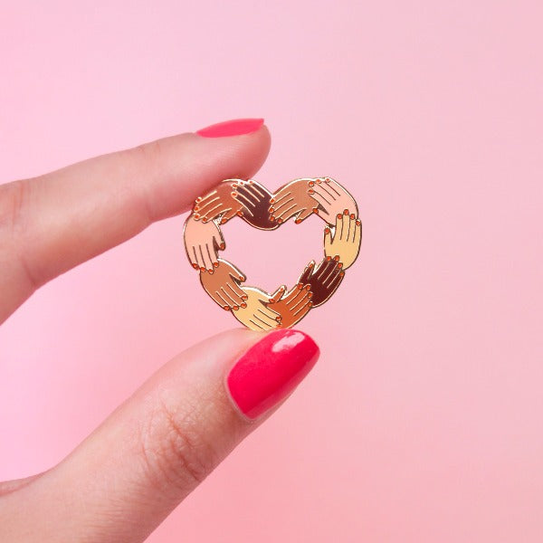 Hjerteformet pin-nål, som fejrer skønheden og mangfoldigheden i vores verden.