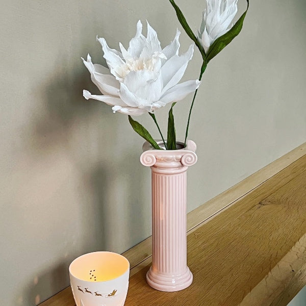 Høj, slank og elegant vase i smukt og finurligt design. Perfekt til en stor eller et par store anderledes blomster. Vasen er lavet i en flot pastelfarvet rosa. Super smukt design til den moderne og kreative indretning - Købes hos RAUMTRAUM.dk