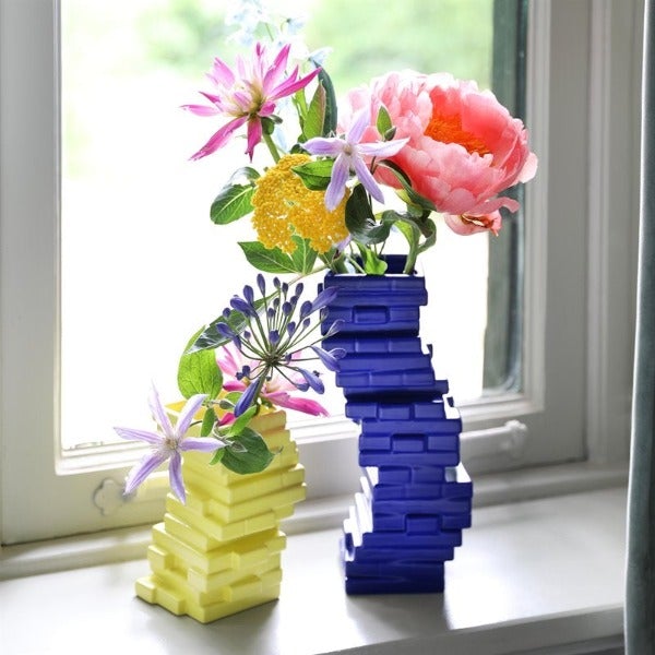 Stablede geometriske vaser i gul og blå