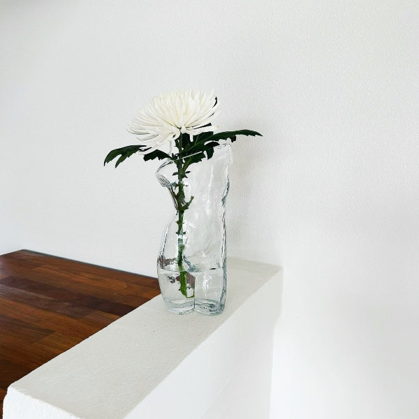 Body vase i tykt gennemsigtigt glas med blomst - Enkel vase, der giver hjemmet et spændende og kunstnerisk udtryk - Flot med en enkel blomst, en buket eller bare skulpturelt uden noget i - Købes her RAUMTRAUM.dk