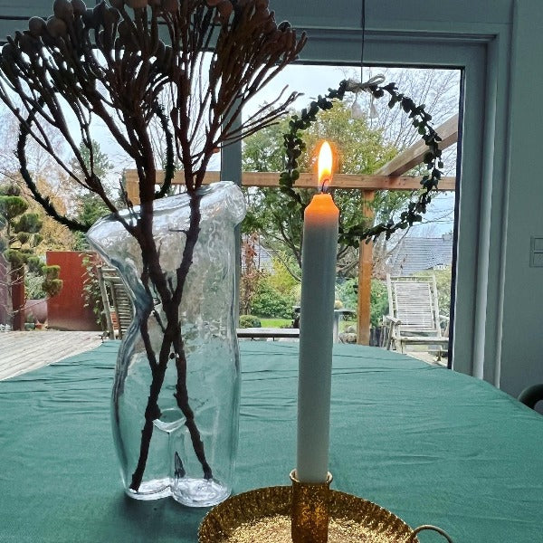 Skab hyggestemning og en hjemlig atmosfære med levende lys og en smuk vase med blomster i - Køb stage, vase og stearinlys hos RAUMTRAUM.dk
