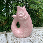 Stentøjs vase fisk i flot rosa farve - Købes hos RAUMTRAUM.dk - Se også de andre mange farver og størrelser af disse vaser.