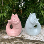 Stentøjs vase fisk i flot lyseblå farve - Købes hos RAUMTRAUM.dk - Se også de andre mange farver og størrelser af disse vaser.