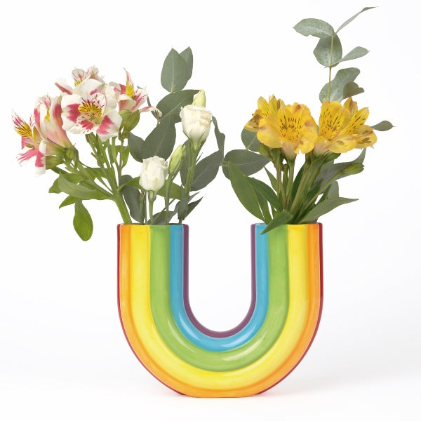 Indret din bolig med farver. Det giver energi og et skønt farvespil i din indretning. Denne sjove vase i multi farver skal forestille en regnbue og kan købes hos RAUMTRAUM.dk - Køb smukke unika vaser online her.