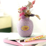 Pastelfarvet lys lilla vase i finurligt design. Det er en meget sød gaveidé til veninden eller lil mors dag. 