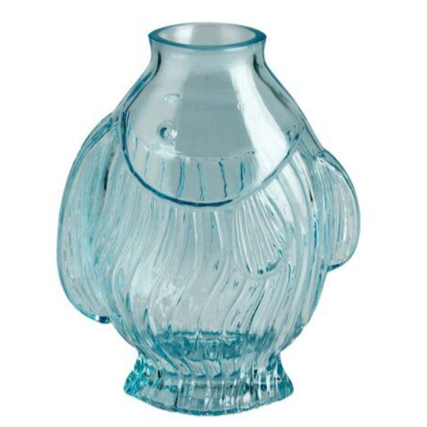 Finurlig vase formet som en fisk i farvet blåt glas - Se de mange halvskøre glasvaser hos RAUMTRAUM.dk og lad dig inspirere - Mon ikke vi har den helt perfekte vase til dig.