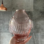Smuk farvet glas i form af en vase, som især er flot at stille på et badeværelse eller i sommerhuset ved vandet - Indretning og interiør - RAUMTRAUM.dk
