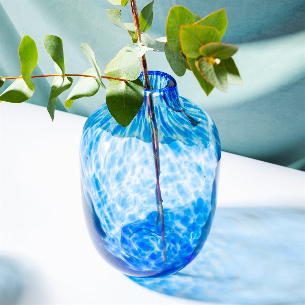 Farvet glas er en populær trend - Hos RAUMTRAUM .dk finder du de smukkeste glasvaser og andet skønt interiør til det individuelle hjem.