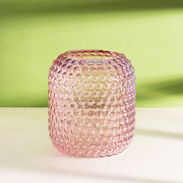 Skøøøøøøøn og dekorativ glas vase med den fineste bobbeloverflade. Vasen iscenesætter smukt enhver blomsterbuket  og er perfekt til store buketter grundet den store åbning.