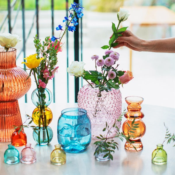 Elsker du glasvaser og kombinere dem på kryds og tværs. Se de mange smukke store som små glas vaser hos RAUMTRAUM.dk
