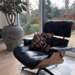 Charles Ray Eames Lounge chair med den perfekte pude i. Købes hos RAUMTRAUM.dk