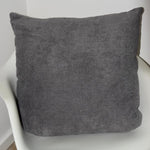 Stor pude i grå blødt stof - 55 x 55 cm - Dekorationspude - Find ensfarvede pyntepuder hos RAUMTRAUM.dk - Se det store udvalg i sofapuder og alt andet til din bolig her