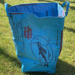 Stor rummelig opbevarings sæk lavet af genbrugte fiskefodersække.