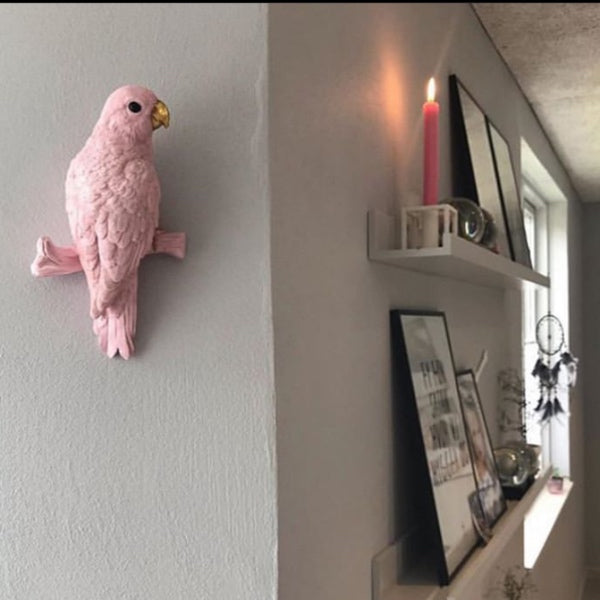 Bedårende papegøje i rosa til væggen - Hos RAUMTRAUM.dk  kan du finde meget spændende interiør, som skiller sig ud og skaber blikfang med vilde farver og finurlige former.