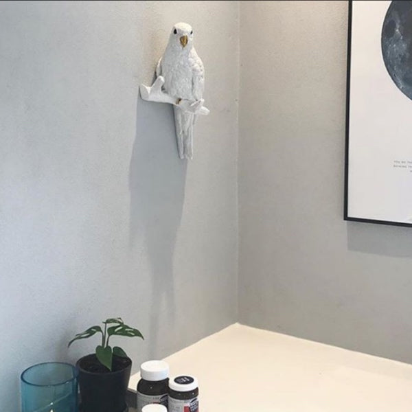 Hvad kan man hænge på væggen ? Hvad med denne smukke og elegante papegøje? Find den på www.raumtraum.dk - Elegant hvid papegøje til væggen - skab et personligt hjem med RAUMTRAUM -Hvid papegøje til pynt på væggen - købes her - Fåes også i en lyserød mindre udgave og de to er meget flotte i sammenspil med hinanden.