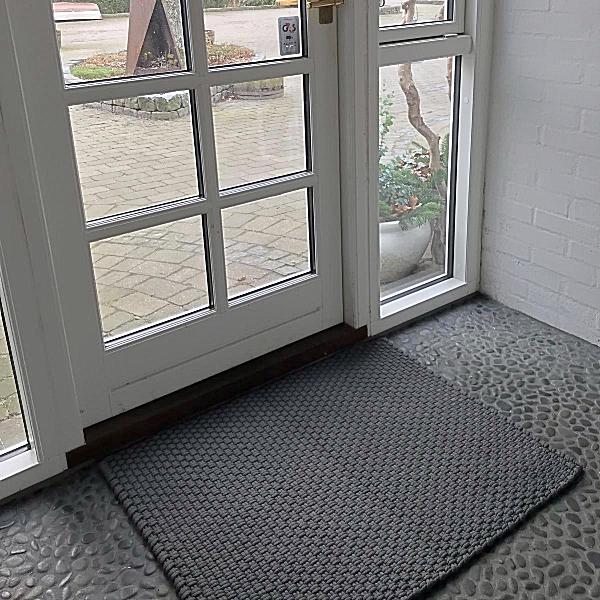 Stor flot gulvmåtte i sort flet - kan bruges både inde og ude