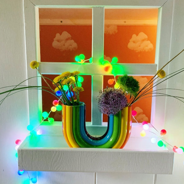 Regnbue indretning - Skab magi i din indretning med denne unikke regnbue vase i glade farver - anderledes og sjov