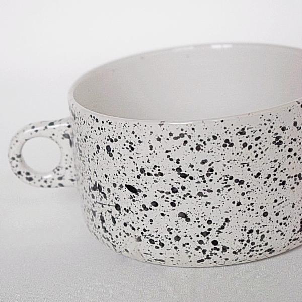 Smuk skål i sort og hvid med hank - Den nydelige skål er perfekt til at bruge som suppeskål eller til snacks.
