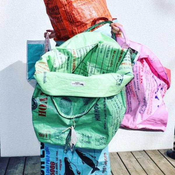Recyclede opbevaringsposer i super fedt design. Brug denne grønne opbevaringspose til vasketøj, brænde, legetøj eller en plante udendørs. Lavet af 100 % recyclings-materiale 