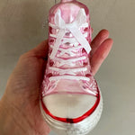 Julekugle figur i glas i form af en rosa sneaker sko - Se også vores andre skønne og magiske julekugler online her RAUMTRAUM.dk