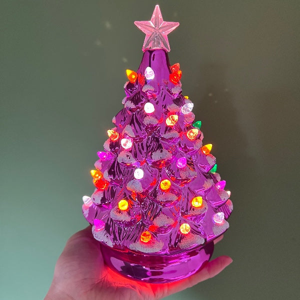 De ekstrem dekorative og lysende juletræer i originalt design skinner i i de gladeste farvenuancer. Smukt!  Træet er både dekorativt med og uden lyset tændt.  Unik og finurlig julepynt med helt særlig charme og udståling. Købes hos RAUMTRAUM.dk