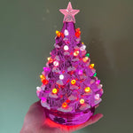 De ekstrem dekorative og lysende juletræer i originalt design skinner i i de gladeste farvenuancer. Smukt!  Træet er både dekorativt med og uden lyset tændt.  Unik og finurlig julepynt med helt særlig charme og udståling. Købes hos RAUMTRAUM.dk