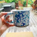 Stor rummelig kaffekop i splatter design - Hver en kop er unik og skøn. Den tåler opvaskemaskine.