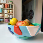 Unika skål i farvestrålende design - Den fine skål er perfekt at bruge til lækre salater eller med frugt i. Passende dertil fåes også lysesteger. Se mere hos RAUMTRAUM.dk