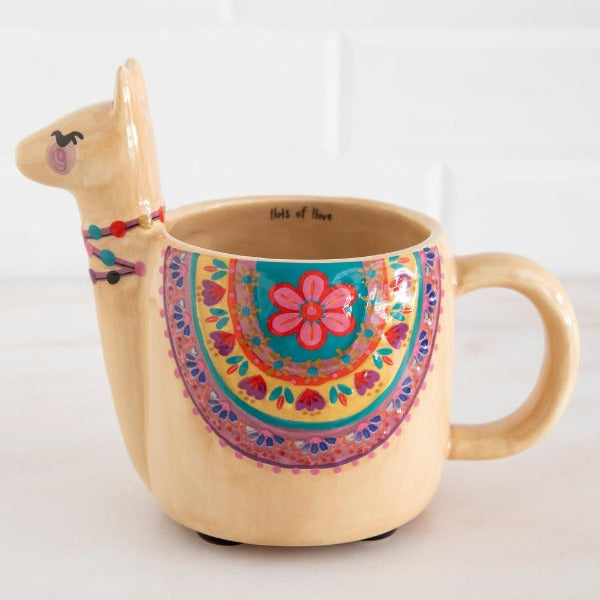 Uanset om du drikker kaffe/te af kruset, eller sætter den på dit skrivebord til at holde kuglepenne i, eller pynter den med en lille buket blomster, vil denne farverige lama få dig til at smile. Købes hos RAUMTRAUM.dk