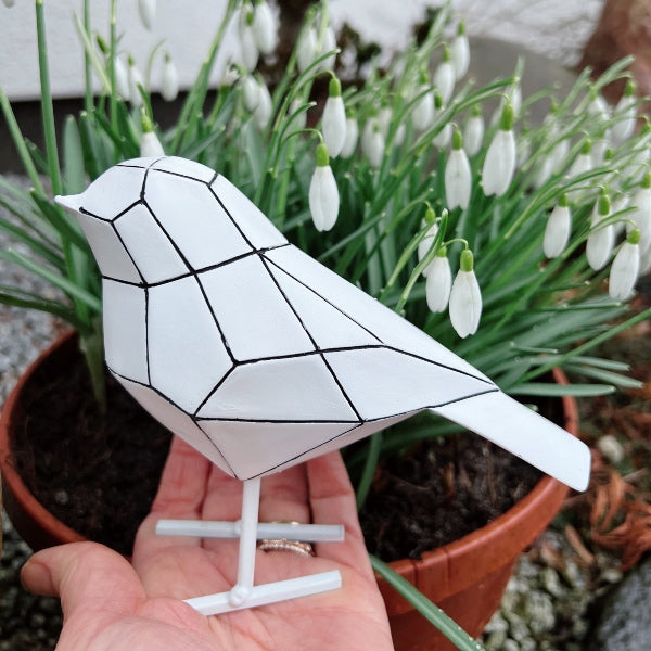 Indretning - Skulptur - Fugl - sort og hvid - Hvad skal jeg pynte med - RAUMTRAUM.dk - Fantastisk fin og skulpturel origami fugl, der er lavet i et meget eksklusivt og interessant design. Den kan pludselig gøre en lidt kedelig hylde interessant. Figuren er nemlig flot i mange sammenhænge og kun fantasien sætter grænser.