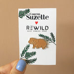 Broche til kvinder - Ved at købe denne pin, som alt overskuddet går til Rewild, deltager du i dette vidunderlige projekt.  