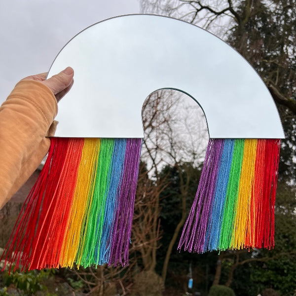 Små spejle til dekoration - Et dekorativt spejl kan virke som flotte billeder i et rum og gør tilmed rummet større - Køb regnbue spejle her hos RAUMTRAUM.dk