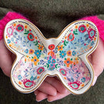 Den smukke farverige "Butterfly"-skål er perfekt til opbevaring af din yndlingsring, eller andre mindre smykker.  Blomsterne og farverne gør skålen så glad og fin - Ville den mon ikke være en fantastisk gave til en kær veninde? 
