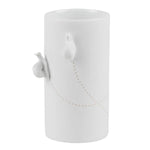 Skøn hvid porcelænsvase med romantiske detaljer.