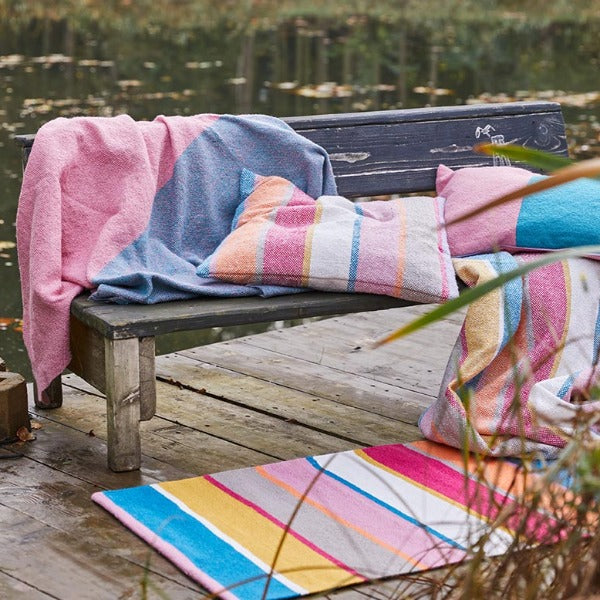 Udendørsmiljø eller indendørsmiljø - Dette tæppe kan klare begge dele og er særlig flot på sommerterrassen med dens skønne lysende farver - Købes her RAUMTRAUM.dk