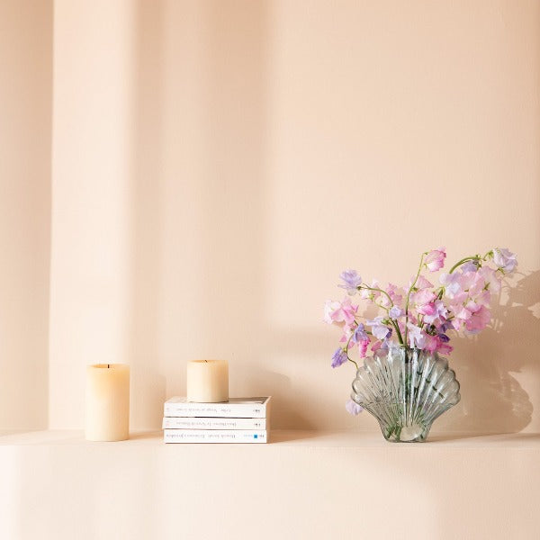 Harmoni og skæve detaljer i boligen - RAUMTRAUM.dk har masser af legende, kulørt og skævt boliginteriør som gør dig glad og fylder dig med energi. Vasen her er en smuk nyhed i vores webshop. Den er så flot og kan også fåes i en skøn rosa nuance.