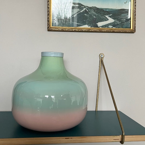 Speciel og anderledes buttet vase i metal. Lavet i flotte pastelfarver som løber sammen. Både grøn, blå og rosa er at finde i den dekorative vase. Se også de andre smukke metalvaser hos RAUMTRAUM.dk