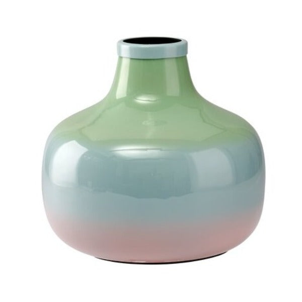 Ombre-lignende metalvase i sarte pastelfarver. Vasen er håndmalet i en slags dip dye ombre effekt, hvilket gør hver vase helt unik, da den varierer lidt i farvetonerne alt efter, hvordan farven arter sig. Købes her RAUMTRAUM.dk