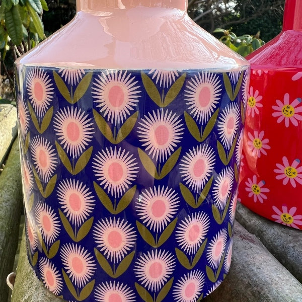 Missionen med denne vase er at få dig til at smile! - Metalvase - Farverige hjem - unikt interiør - MAsser af personlighed på denne webshop - RAUMTRAUM.dk