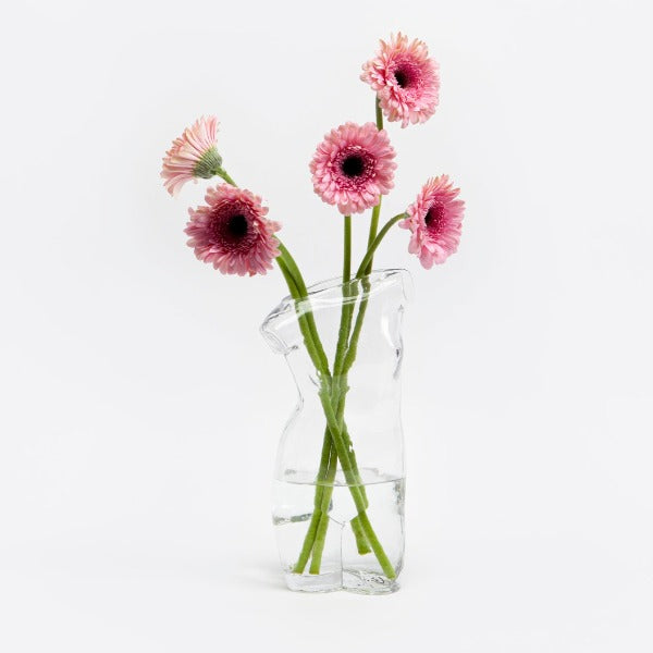Gennemsigtig glasvase som er et stykke kunst i sig selv - Vasen er perfekt til en frisk buket blomster - Smukt designer vase der giver stor glæde i hjemmet. Købes hos RAUMTRAUM.dk