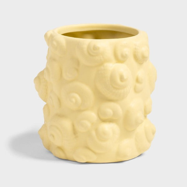 Smuk naturinspireret vase med motiv af spiralsnegle i gul stentøj - Designer vasen er sommerlig præget og er perfekt et perfekt dekoelement i alle huse ved vandet - Også flot at dekorere på et badeværelse - Købes hos RAUMTRAUM.dk