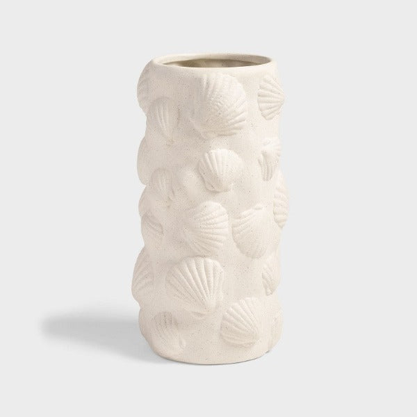 Smuk naturinspireret vase med motiv af kammuslinger i stentøj - Designer vasen er sommerlig præget og er perfekt et perfekt dekoelement i alle huse ved vandet. Købes hos RAUMTRAUM.dk