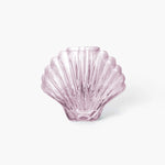 Farvet glasvase i sart rosa nuance - Designer vasen er formet som en smuk muslingeskal og skaber et hyggeligt vintage touch til boligen. Vasen er super god til mindre buketter - Se også vores andre vaser og spændende interiør online her - RAUMTRAUM.dk